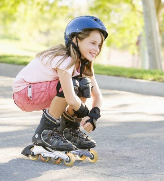 Девочка катается на роликах
