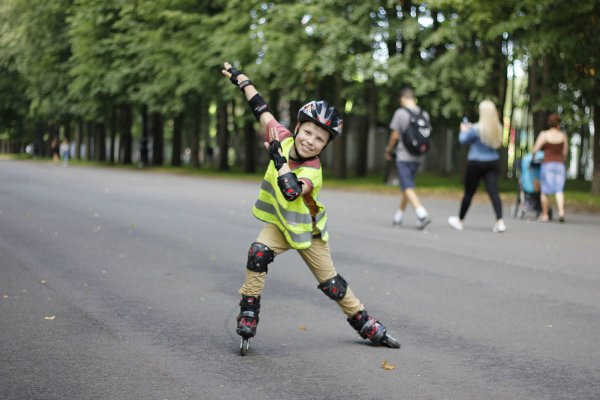 Кататься на роликах