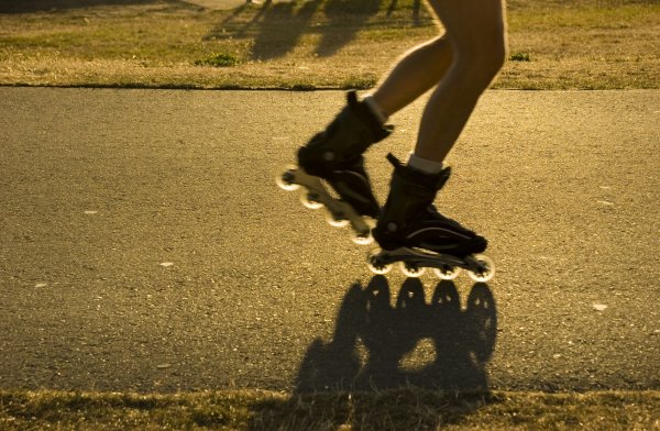 Роликовые коньки на асфальте