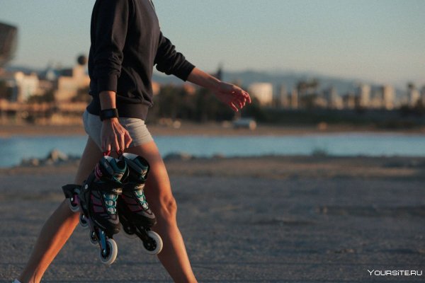 Девушка на роликовых коньках