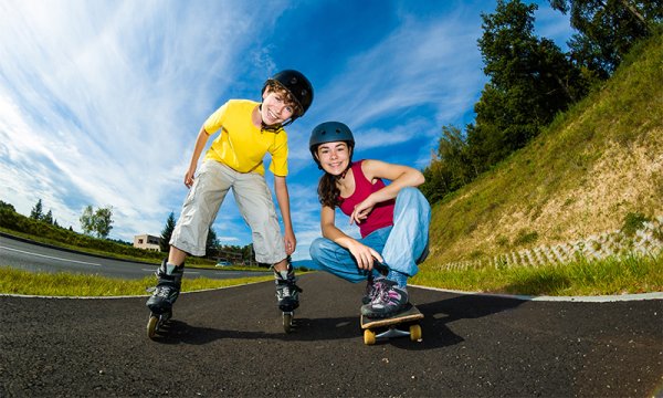 Дети на роликах, скейте