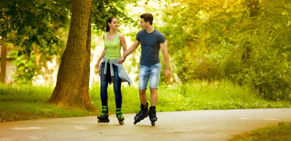 Парень с девушкой в парке