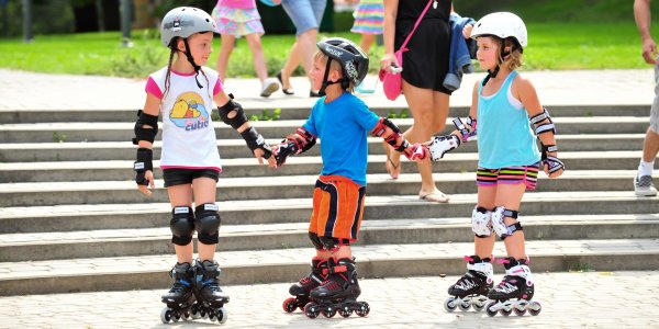 Кататься на роликовых коньках