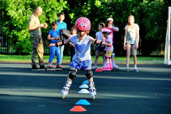 Дети катаются на роликовых коньках