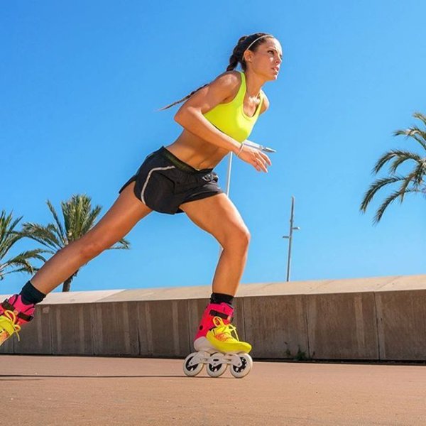 Девушка на роликах