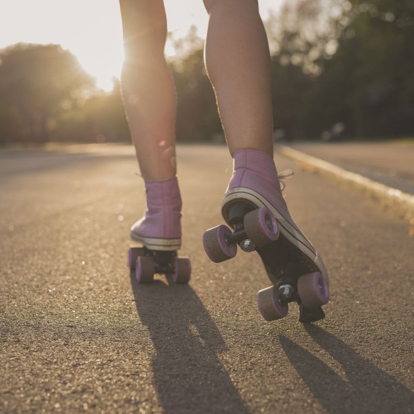 Девочка на роликах спиной