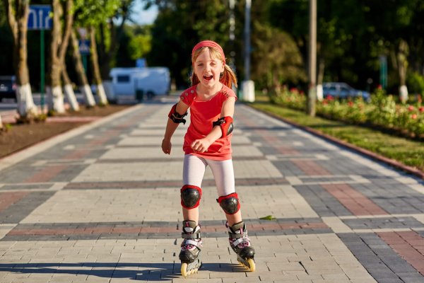 Девочка катается на роликах
