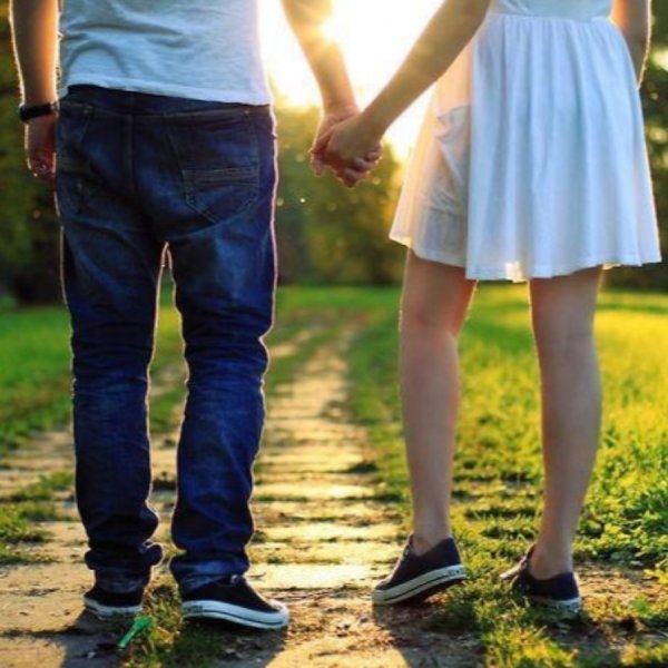 Парень с девушкой за ручку