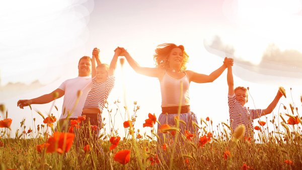 Радостные счастливые люди на природе