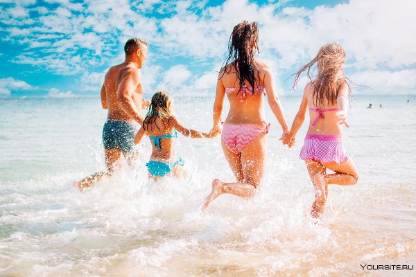 Радостные люди на природе