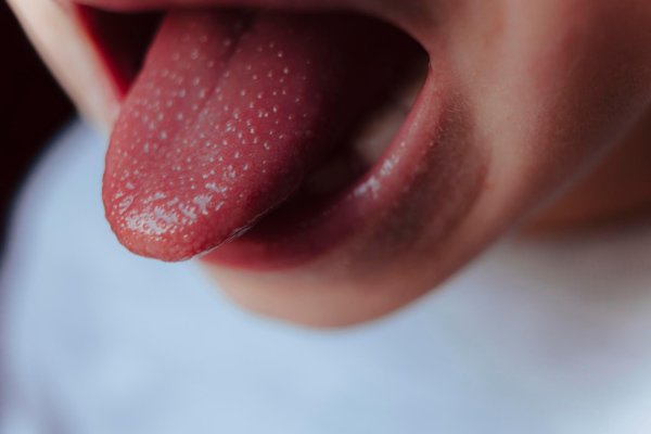 Девушка с языком