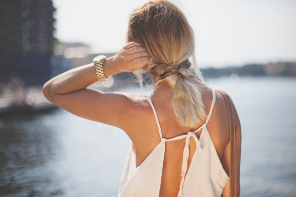 Девушка с мелированными волосами