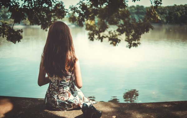 Девушка в белье на природе