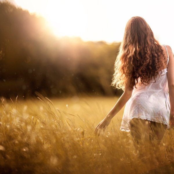 Две девочки спиной