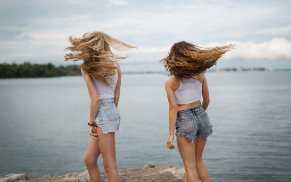 Красивые девушки в поле спиной