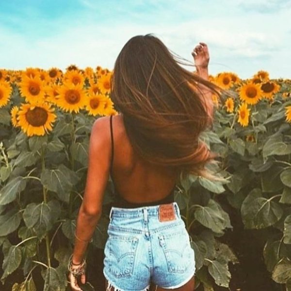 Девушка в цветах со спины