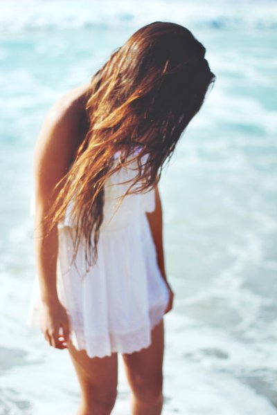 Брюнетка на море