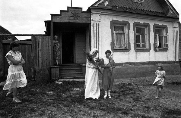 Советские люди сидят