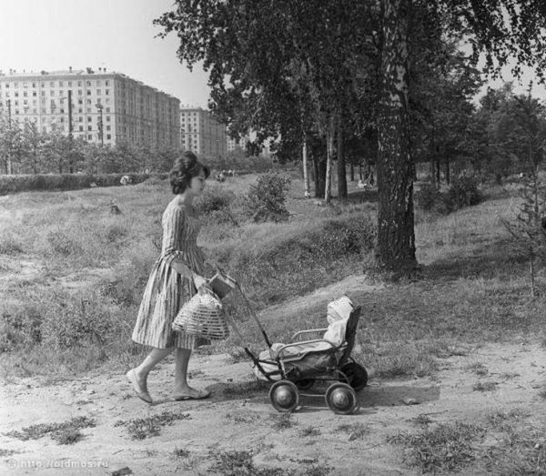 Советские дети во дворе
