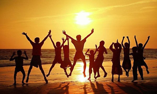 Человек радуется солнцу