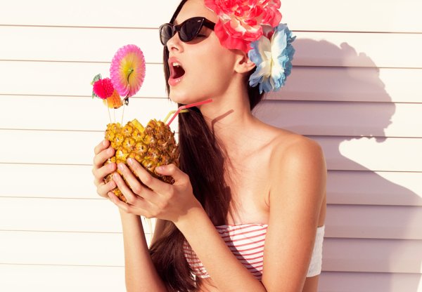 Девушка в шляпе на пляже