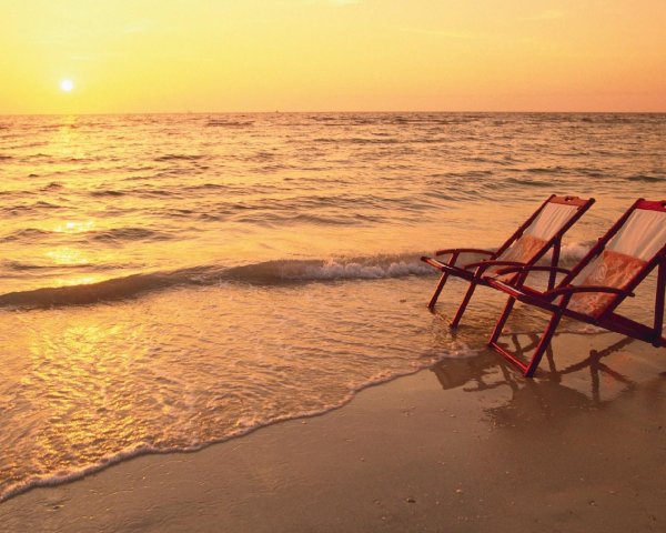 Закат со стулом