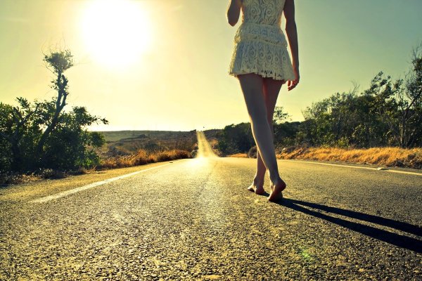 Дети бегут на природе