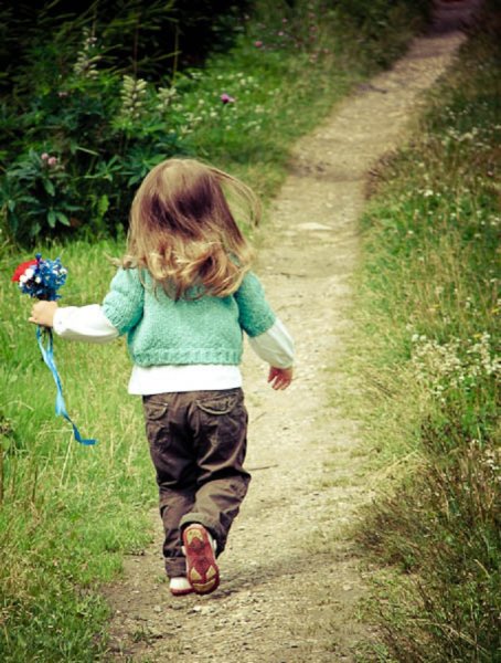 Девушка босиком по траве