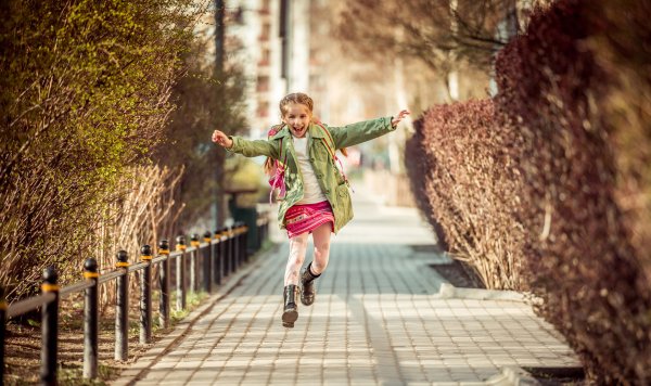 Девочка идет по дороге