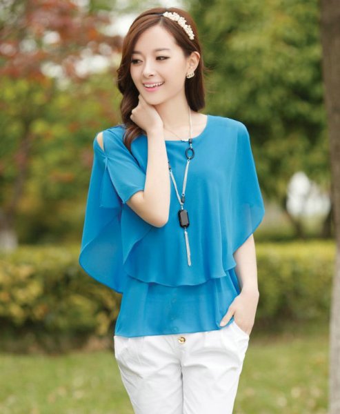 Белая блузка без рукавов