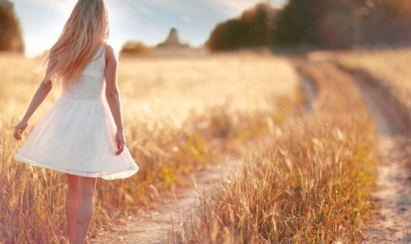 Девушка идет по полю