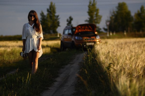 Девушка на обочине