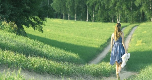 Девочка идет по тропинке