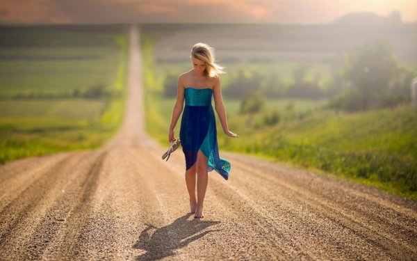 Девушка идет по дороге