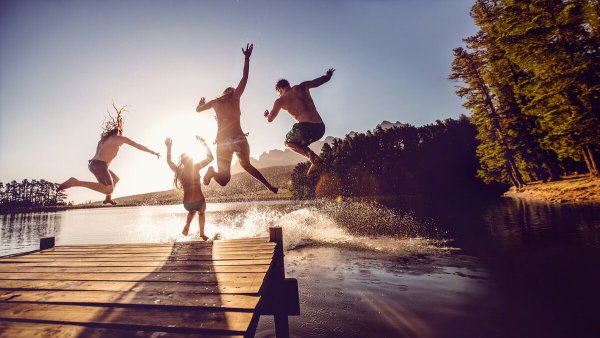 Прыгают в озеро