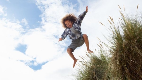 Перепрыгивает бугор