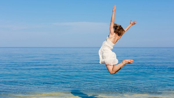 Девушка прыгает в море