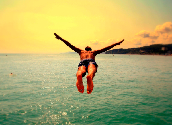 Девушка прыгает в воду