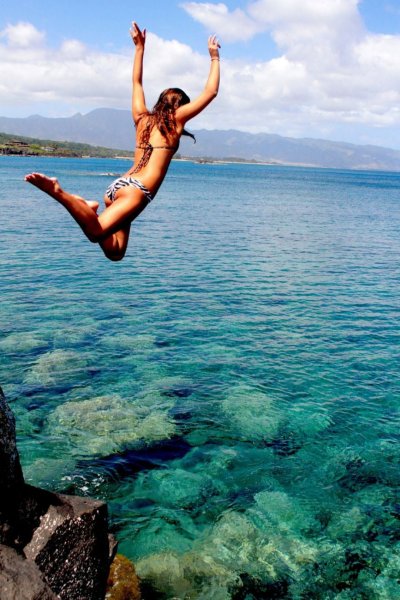 Девушка в прыжке жизнерадостная