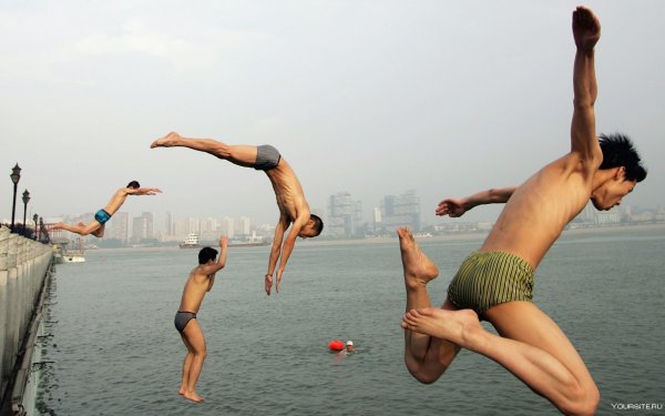 Счастливая женщина бежит