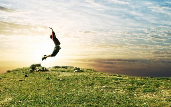 Человек прыгает в воду