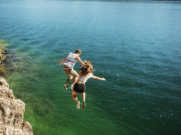 Прыжок в море девушка