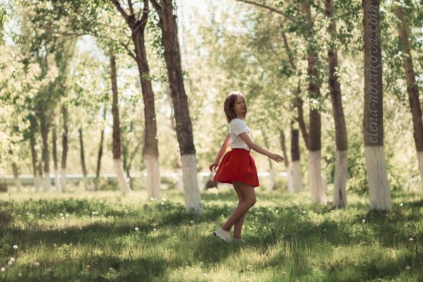 Девочка на прогулке