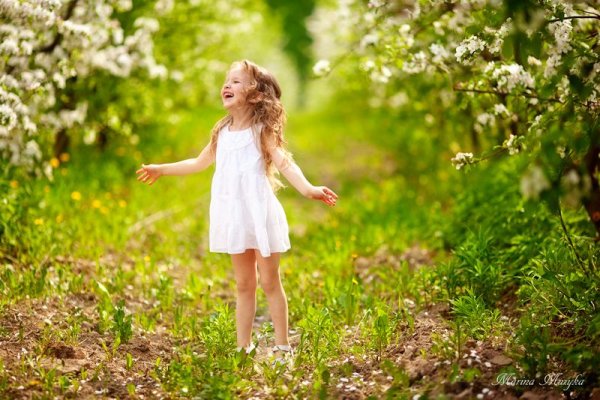 Девочка в цветущем саду
