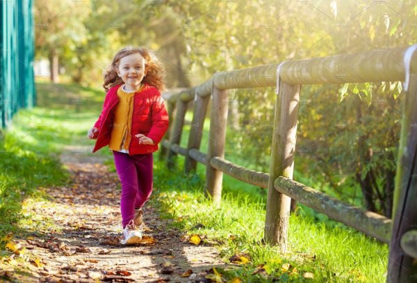 Девочка гуляет по парку