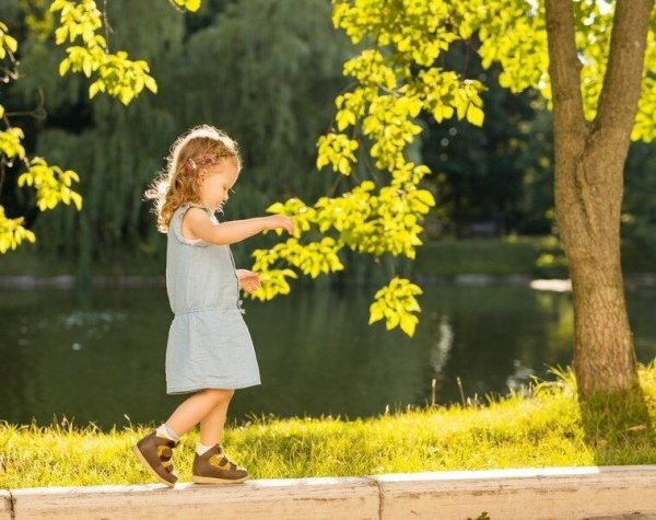 Девочка гуляет в парке