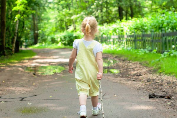 Дети идут по тропинке