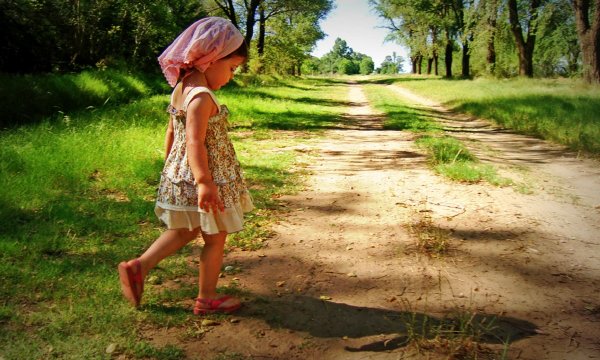 Девочка идет