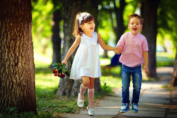 Дети на роликах в парке