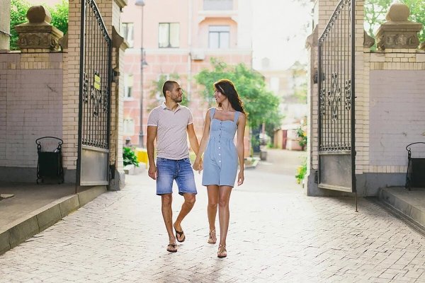 Девушка выгуливает собаку